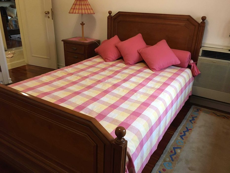 cama solteiro, 1,20X2,00, colchão estrado, 2 mesas de cabeceira