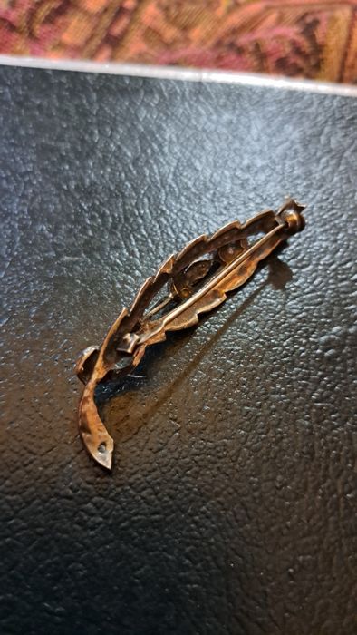 Alfinetes broches vintage em prata contrastada.