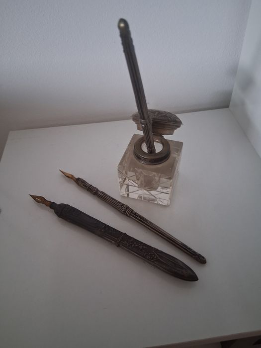 Conjunto tinteiro e canetas em prata.