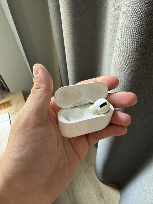 Навушники Apple Airpods Pro 1, кейс і правий навушник