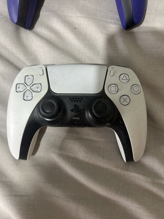 PS5 Bundle (Consola com Leitor) + Headset + Comando Branco/Roxo (Negociável) Preço: €400 (Negociável)