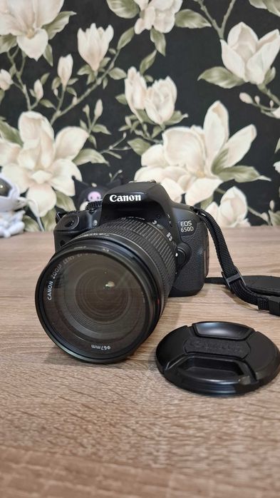 Canon EOS 650D разом з чудовим об'єктивом EF-S 18-135mm f/ 3.5-5.6 IS STM