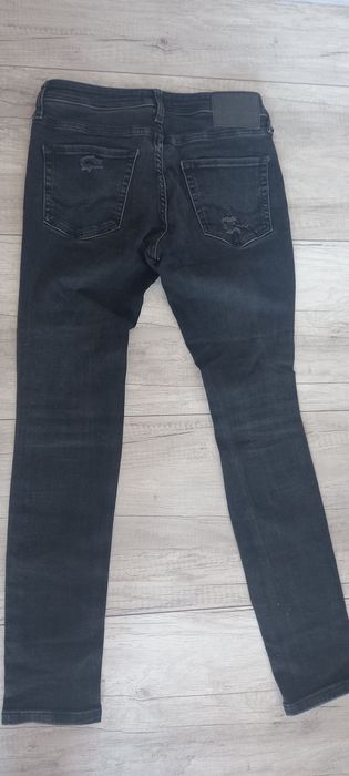 Jeansy z rozdarciami M
