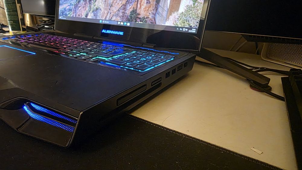 Mega Laptop 18.4 cala i7 ram 16gb SSD BluRay Dell Alienware m18x Windows 11 Pro