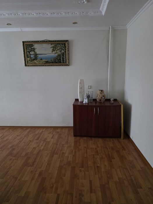 Продається трикімнатна квартира