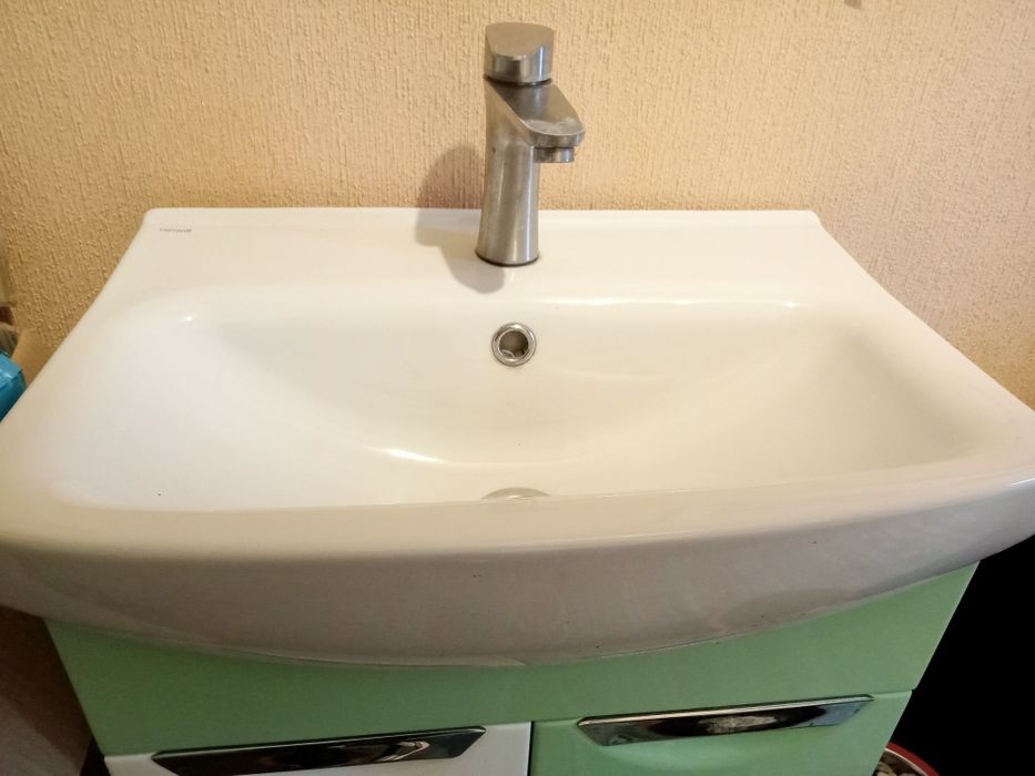 Тумба з раковиною, змішувачем та шлангами та дзеркало