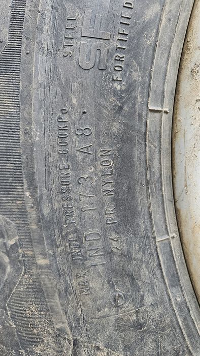 Sprzedam opony z felgami 4 sztuki nokian 600/50 22,5 24 pr TANIO