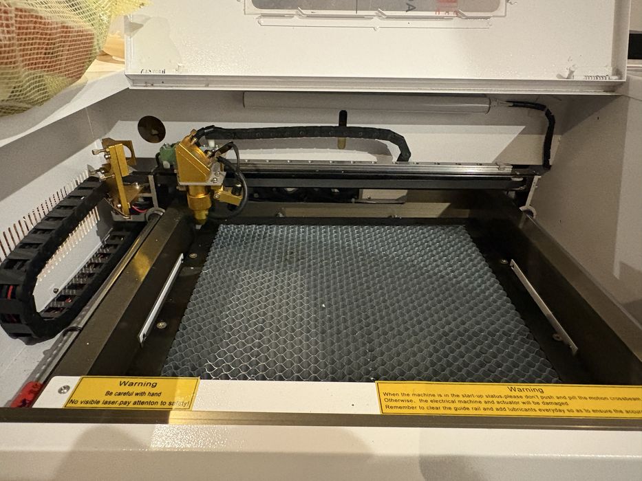 Maquina de corte e gravação a laser