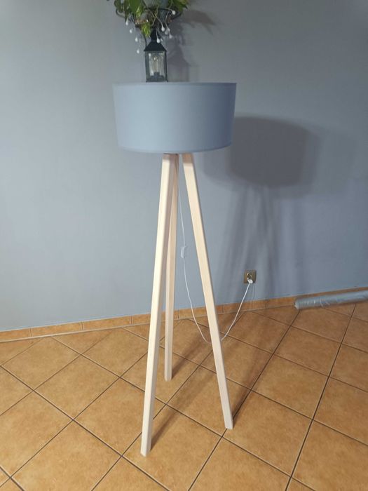 Lampa stojąca podłogowa