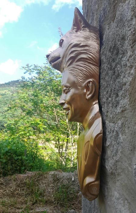 Escultura única de Elon Musk com cabeça de lobo