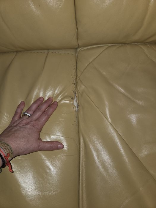 Conjunto de sofás em pele genuina amarela