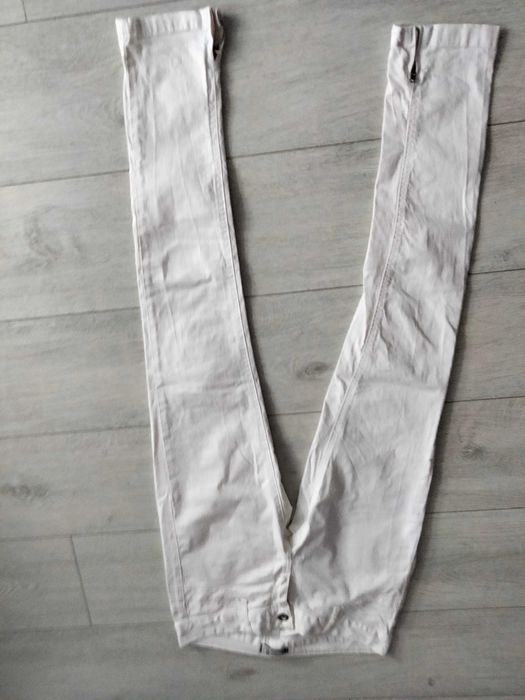 Białe damskie jeansy