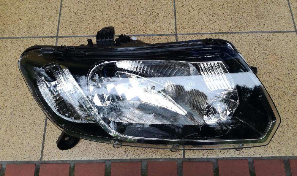 DACIA SANDERO II 2012 - lampa przednia prawa