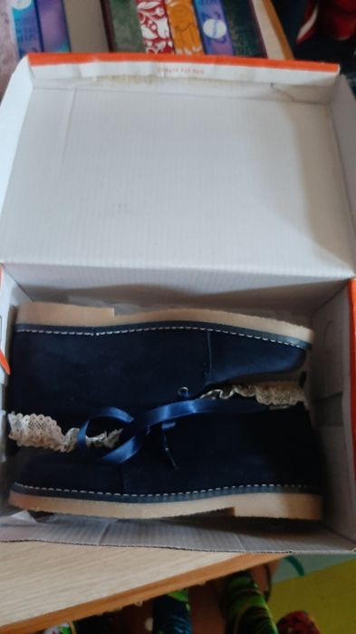 Sapato azul escuro para cerimonia  pele pessego com rendinha