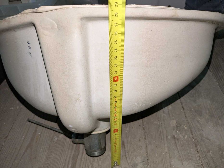 Lavatórios Valadares de colar e encastrar por baixo usados