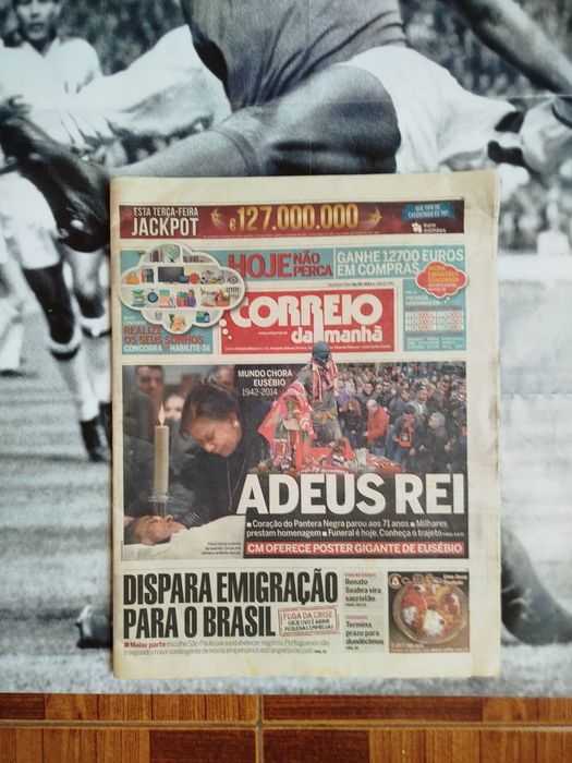 Jornal com pôster do Eusébio