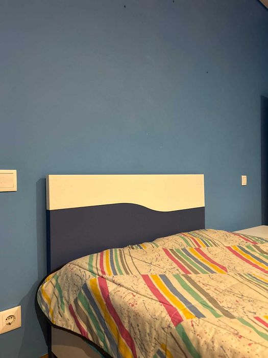 Quarto jovem - Cama, Estante; Mesa de cabeceira.