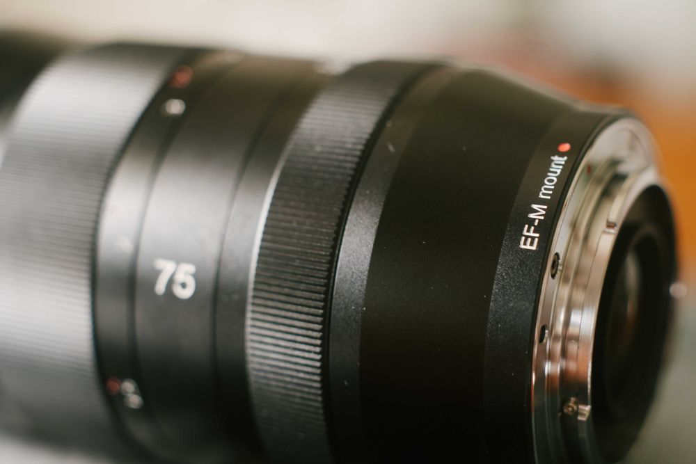 Lente Sirui Anamorphic 75mm f/1.8 1.33x - Canon EF-M