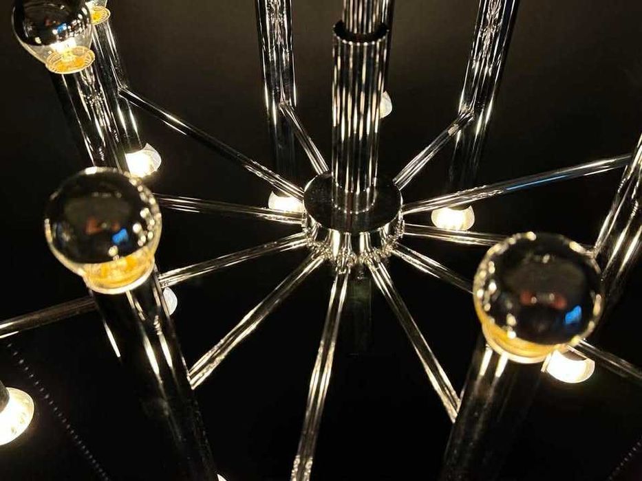 Stylowy żyrandol    zaprojektowany przez Gaetano Sciolariego