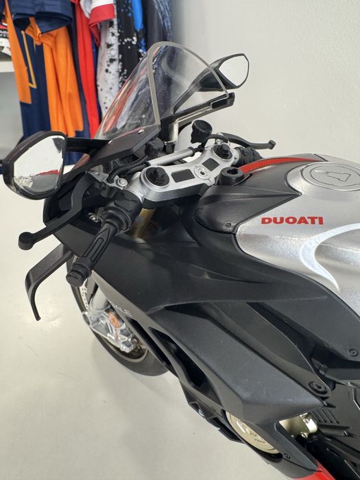 Ducati Corse V4. Funciona, tem chave, acende luzes, deita fumo, roda traseira gira. Tamanho 1:6