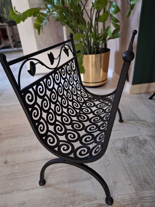 Metalowy stojak na gazety lub na drewno