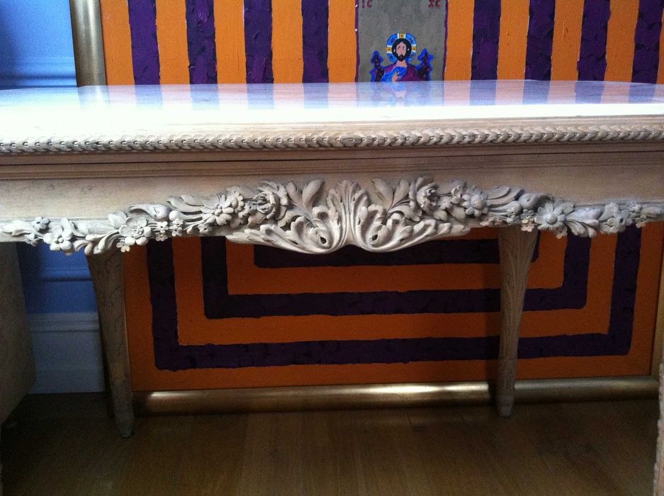 antyczny stolik z blatem marmurowym