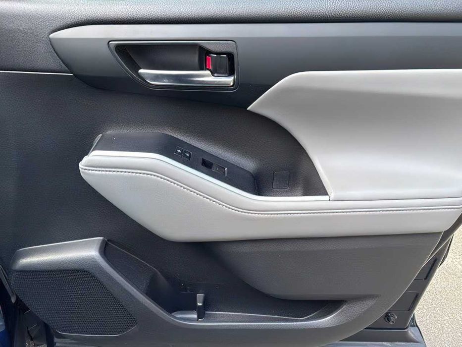Toyota Highlander Hybrid      2022
