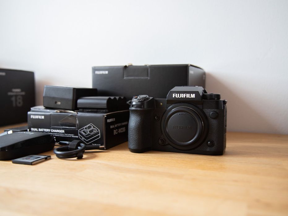 Fujifilm x-h2 + XF 18mm 1.4 + 16 mm 1.4 + accessories