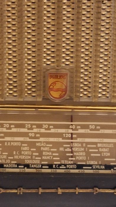 Radio antigo   com cerca de 70 anos