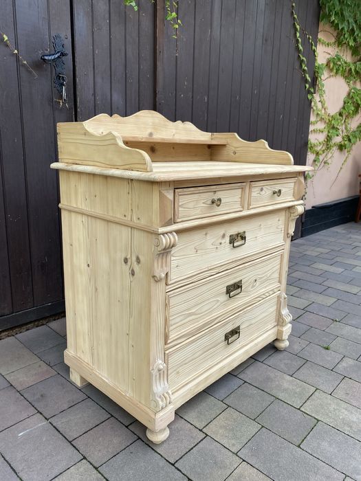 Stara komoda , lite surowe drewno.