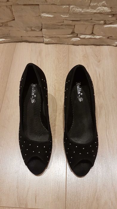 Czarne szpilki zamszowe