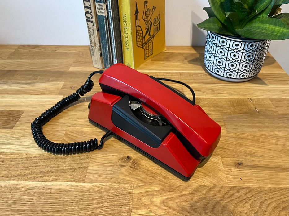 Zabytkowy telefon stacjonarny z PRL-u TELKOM RWT BRATEK A-272 T9/J-262-088 PRL czerwony