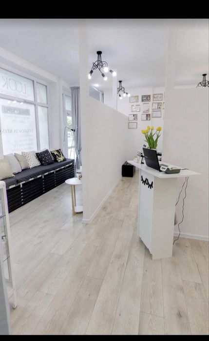 Wynajmę duzy gabinet z witrynami