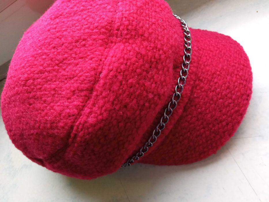 kaszkiet czerwony z łańcuszkiem