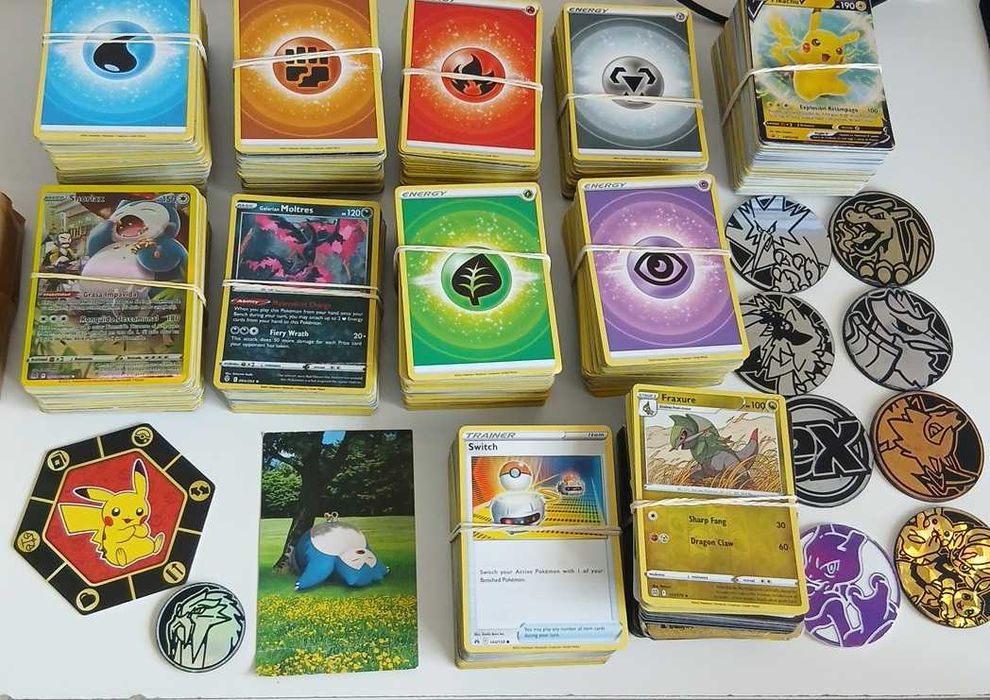 Caixa com mais de 1050 cartas Pokémon (mais extras)