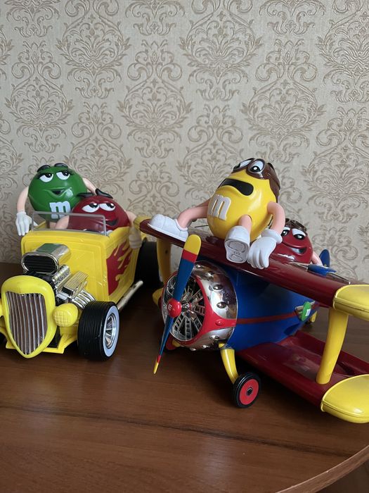 Диспенсер для цукерок M&M