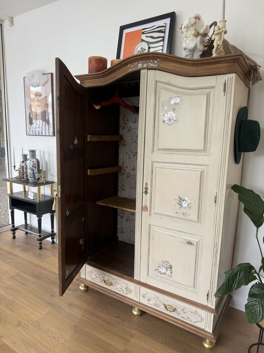 Móveis restaurados com arte, peças prontas ou sob encomenda.