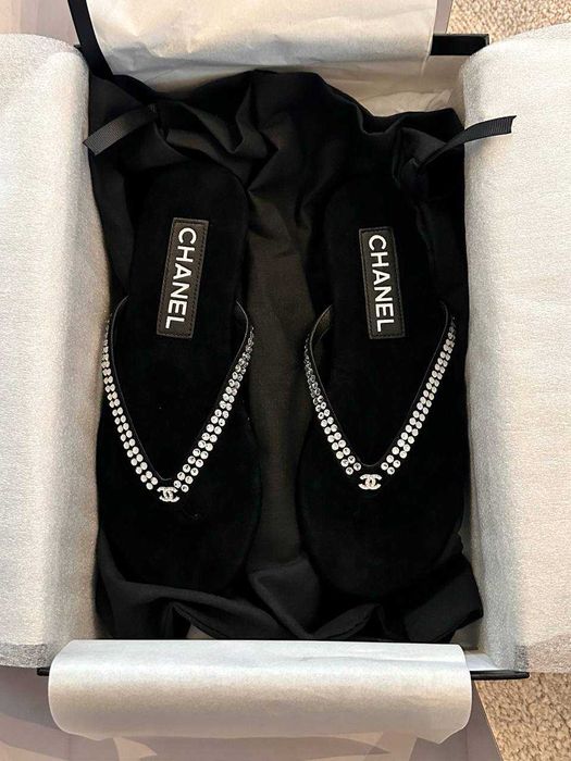 Klapki japonki z logo Chanel zdobione kryształkami