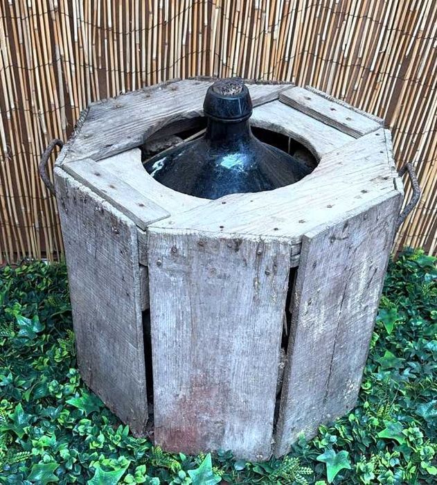 Garafões antigos de 40L, em grade de madeira (dois)