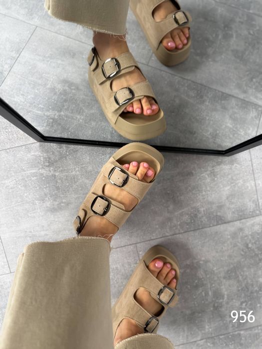 Жіночі шкіряні босоніжки в кольорах