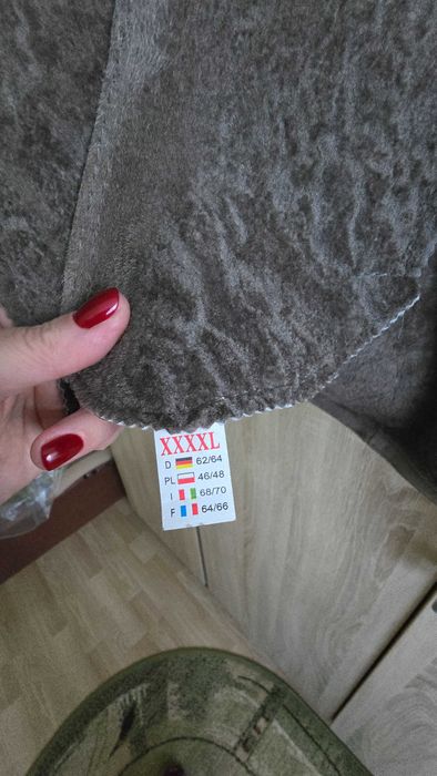 Stylowy kożuszek szary sr dlugosc obszyty futerkiem