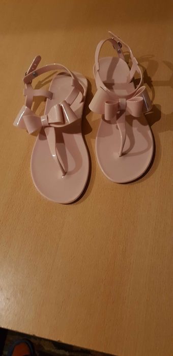 Sprzedam meliski gumowe nowe sandałki rozmiar 36