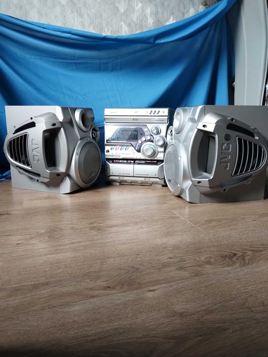 Мощный муз центр 600 Вт ( блютуз -  AUX ) По бокам колонок сабвуферы