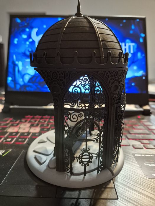 Figurka z gry Hollow Knight z eksponderem do złożenia