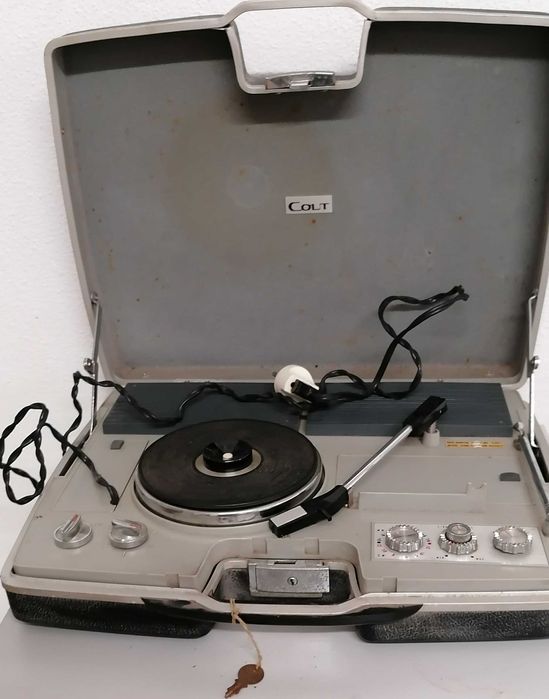 Radio e gira-discos Cout, peça antiga, tipo mala