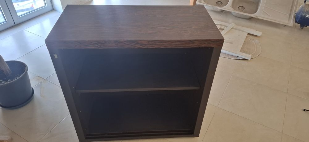 Movel de metal com tampo a imitar madeira