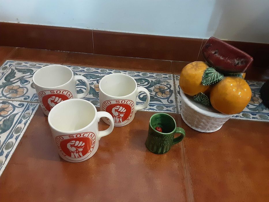 Canecas Ps fábrica louça sacavém e cesto fruta caldas