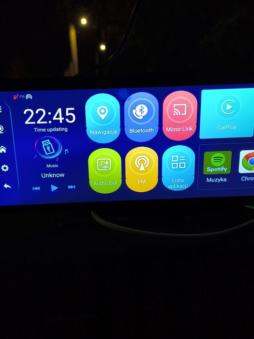 Ekran multimedialny z androidem.