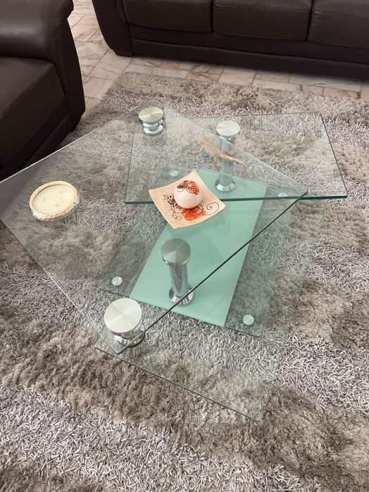 Dois sofás de cabedal ,com mesa de estar