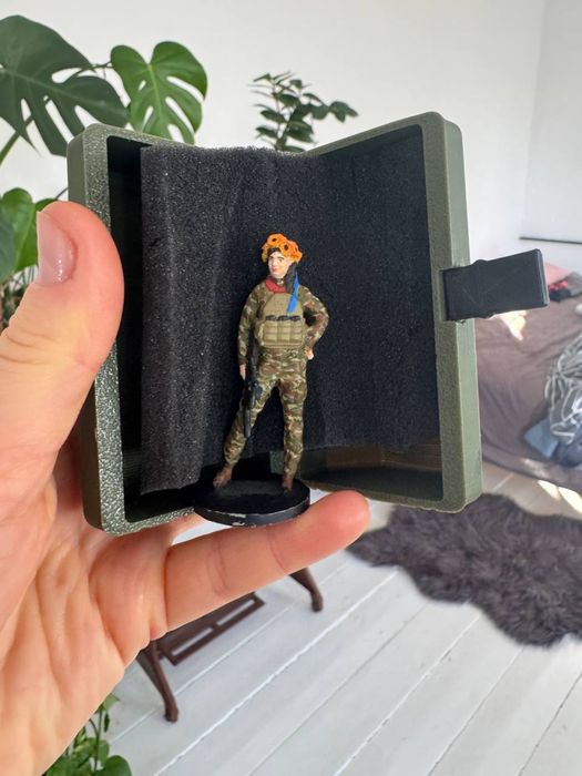 Сувенірна фігурка військової ЗСУ у футлярі